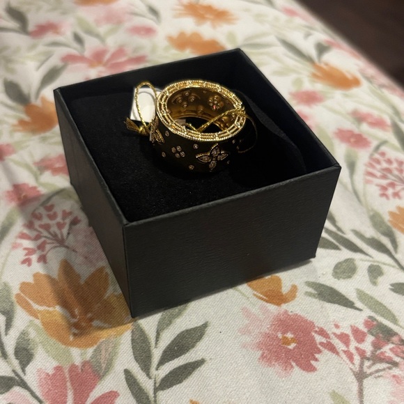 Elegant Gold Floral Ring - Picture 3 of 3
